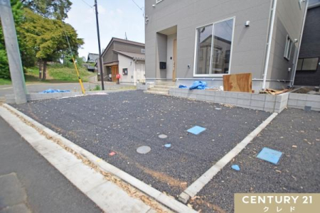 ���ԏ� ���Z�܂��͕���2��̃J�[�X�y�[�X�t���I
����̖ڗ����ɂ����A�X�t�@���g�ŕܑ�����A�J�̓��ł��ʂ���܂��ԓ��̂��ꂢ���ێ��ł��܂��B
���ӊ����܂߂Ă��ē����܂��I