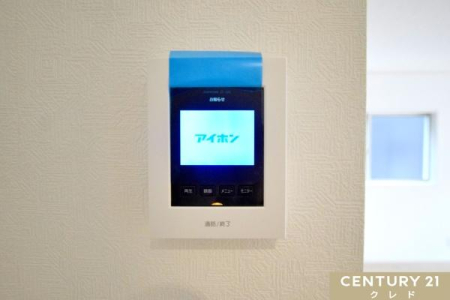 ���̑� �yTV���j�^�[�t���C���^�[�z���z
���ւ��J����O�ɉf���E�����ő�����m�F�ł��A�h�Ɩʂɔz���B���q�l�̂�����Ԃ�P�g�̕��ɂ��S�����ݔ��ł��B
���r���O���烏���^�b�`�ŉ��΂ł��܂��B