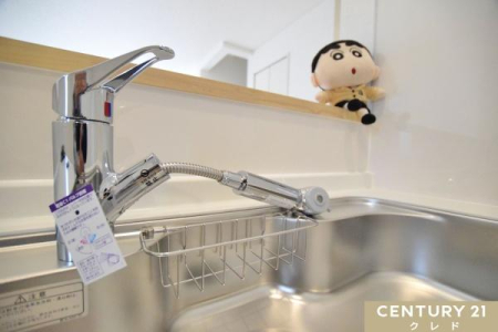 �L�b�`�� �y��Ƃ肠�鑢��̃V���N�z
�傫�ȓ��t���C�p�������̂܂ܐ􂦂�A��Ƃ肠�鑢��̃V���N�ł��B
����Ȃǂ̂��u����A�H��ɂ͉Ƒ����̐H�����x�ɂ܂Ƃߐ􂢂��邱�Ƃ��ł��܂��B