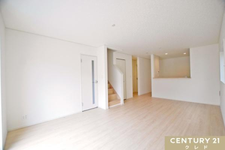 ���r���O �yLDK17.7���z
�g������̂���17.7���̃��r���O��2�l��炵�̂��v�w����q��Ē��̉Ƒ��ɂ��I�X�X���̍L���B
�L�b�`�����烊�r���O�S�̂����n���܂��B