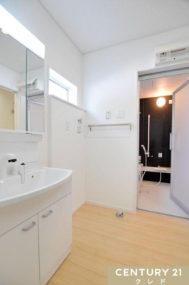 ���ʑ�E���ʏ� �g���₷�����l�������݌v�̐��ʉ��ϑ��ݒu�B
�����Ƀ}�b�`���₷���V���v���ȑ���Ȃ���A���[�͂��d���������K�Ɏg����ݔ��ł��B