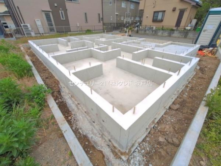 ���̑����n �����A��b�H�����I�����ʂ�n�ʂƌ����̂Ȃ������ɂ�����h��b�h�𑢂邽�߂̍H���̂��Ƃł���A�n�Ղƌ������Ȃ��d�v�ȃp�C�v���ƂȂ�܂��B