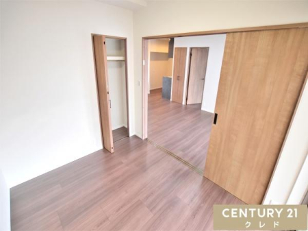 �m�� �y�m��5���z
LDK�ɗאڂ���5���̗m���́A�����˂��J����΃��r���O�ƈ�̂̊J���I�ȋ�ԂɁB����߂�Η��q�p��Q���A���[�N�X�y�[�X�ȂǁA���C�t�X�^�C���ɍ��킹�Ďg���������܂��B