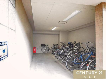 ���̑����p�� �y���֏�z
�ʋ΁E�ʊw�Ȃǎ��]�Ԃ����g���̂��Ƒ������֏�������p���������܂��B�����̕t�������փX�y�[�X�͉J�Ȃǂɂ��K���玩�]�Ԃ����܂��B