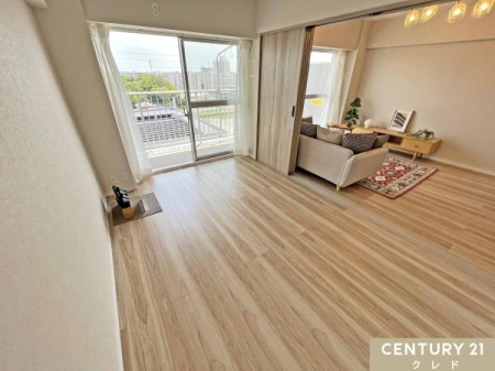�Q�� �y�m��5.9���z
LDK���̗m��5.9���́A�����˂��J����΃��r���O�ƂȂ���J���I�ȋ�ԂɁB�Ƒ��̐������炵���ɍ��킹�đ��ʂɎg���܂��B