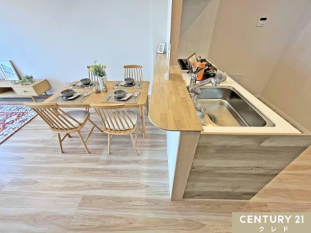 �L�b�`�� �J�����̂���Ζʎ��J�E���^�[�L�b�`���B���r���O�E�_�C�j���O�ƂȂ���݌v�ŁA�Ƒ��Ƃ̃R�~���j�P�[�V�������y���݂Ȃ���Ǝ����ł��܂��B