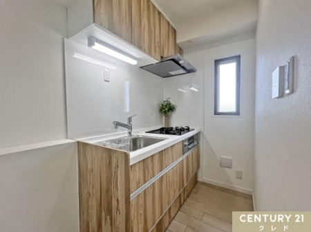 �L�b�`�� �V�K���t�H�[���ς݂̃V�X�e���L�b�`���͐V�i���l�̐������Ǝ��[�́B
�L���r�l�b�g�̔�����ԑS�̂Ƃ��Ă̂�����ꊴ�𑹂Ȃ�Ȃ��f�U�C���ł��B