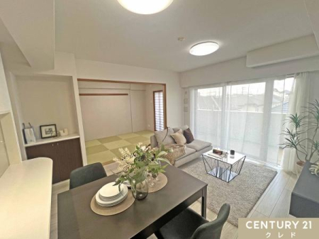 ���r���O �yLDK14.3���z
4�l�����̃_�C�j���O�Z�b�g�ƃ\�t�@��z�u���Ă�������肭�낮���Ƃ��ł��A�v���v���̃��C�A�E�g���y���߂܂��B