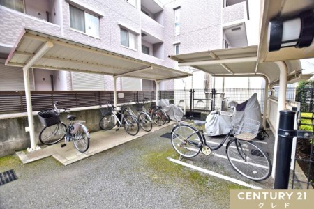 ���̑����p�� �y���֏�z
�ʋ΁E�ʊw�Ȃǎ��]�Ԃ����g���̂��Ƒ������֏�������p���������܂��B
�����̕t�������փX�y�[�X�͉J�Ȃǂɂ��K���玩�]�Ԃ����܂��B