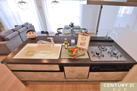 �L�b�`�� �J�����̂���Ζʎ��L�b�`���͉Ƒ��Ɏ�n���ŗ�����H�����n���܂��B
�R�~���j�P�[�V�������Ƃ�Ȃ���X���[�Y�Ȕz�V���Еt�����ł��܂��B