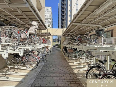 ���̑����p�� �y���֏�z
�ʋ΁E�ʊw�Ȃǎ��]�Ԃ����g���̂��Ƒ������֏�������p���������܂��B
�����̕t�������փX�y�[�X�͉J�Ȃǂɂ��K���玩�]�Ԃ����܂��B