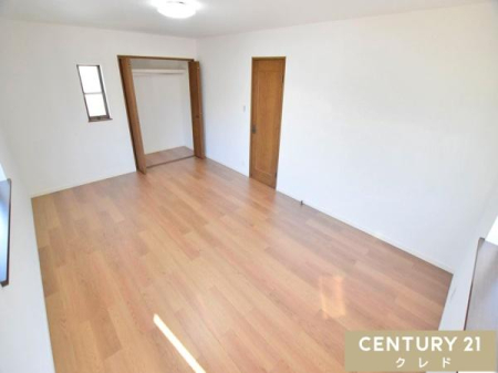 �Q�� �y�m��12���z
��Q���Ƃ��Ă͂������A�傫�ȃx�b�h��f�X�N��u���Ă��]�T�̂���L���ł��B�֗��ȃN���[�[�b�g�t���ł���������������ۂĂ܂��B