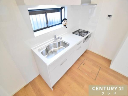 �L�b�`�� �����ɂ͏������[������A�ۑ��H�Ȃǂ̃X�g�b�N�ɕ֗��ł��B�V���N�O�̑�����͖��邢�����������݁A�����̉Ǝ����C�����悭���Ȃ��鐴�����̂����Ԃł��B