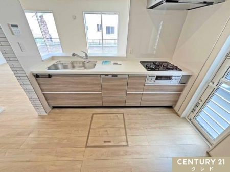 �L�b�`�� ���r���O�ŗV�Ԃ��q���܂������Ȃ��璲�����ł���A���S�̑Ζʎ��L�b�`���B3���R������Ǝ��̎��Z�ɑ劈��̐H��@�ȂǁA�Ǝ����T�|�[�g����ݔ����[�����Ă��܂��B