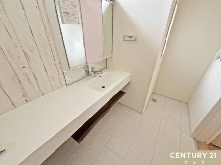 ���ʑ�E���ʏ� �嗝�Β��J�E���^�[���f����I�[�v���T�j�^���[�B���ʑ䉺�����I�[�v���ɂȂ��Ă��邽�߁A�����h���[�o�X�P�b�g����[�{�b�N�X�����R�ɔz�u�ł��܂��B