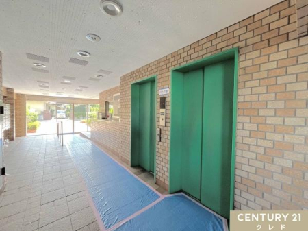 ���̑����p�� �y�G���x�[�^�[�z
���Z�܂��̊K�܂ŃG���x�[�^�[���g�p���邱�Ƃ��ł��܂��B�����̎ア���┃�����A��̑�R�̉ו����^�ԂƂ��Ȃǂɂ͏d�󂵂܂��ˁB