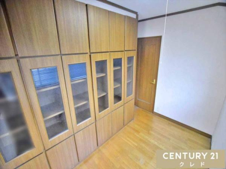 ���̑����� �y���ցz
�V��܂œ͂���e�ʂ̑���t���L���r�l�b�g�́A�K���X���t���Ŗ{�⏑�ނ��ق��肩����Ȃ��猩�₷�����[�B
�{�E���ށE�R���N�V�������]�T�������Đ����ł��܂��B
