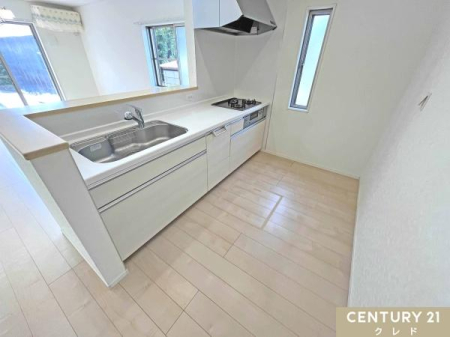 �L�b�`�� ���C���₷������������̂ŉ��K�ɉƎ����s�Ȃ��܂��B�����ɂ͏������[���������Ă���A�H�ނ̃X�g�b�N�╁�i�g��Ȃ��������̎��[�ɕ֗��ł��B