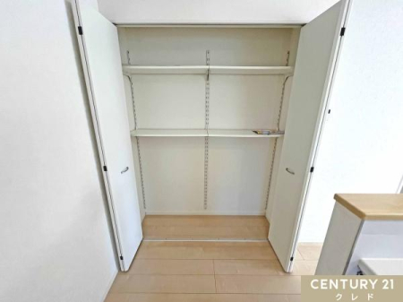 ���[ �L�b�`�����ɂ͕��̑傫���ɍ��킹�č������߉\�ȉ��I���[�B
�H�i������A�������A���p�i�Ȃǂ��X�g�b�N���Ă����̂ɕ֗��ł��B