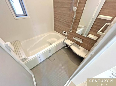 ���� ����̔�������Ă�����؃^�C�v�̃o�X���[���B
�ߐ����ʂ����҂ł���x���`�t�������B
�������Ɣ��g�����y���ނ��Ƃ��ł��܂��B