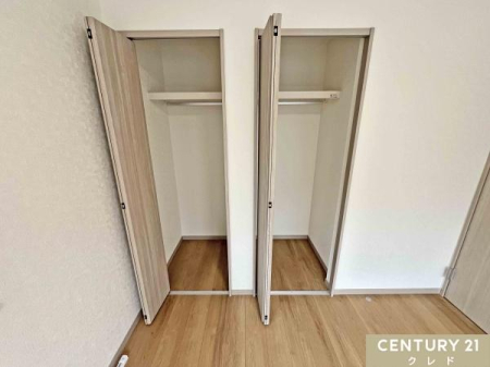 ���[ �e�����Ɏ��[�X�y�[�X���m�ۂ��Ă��邽�߁A���������Ƃɉו��𐮗����₷���A������Ԃ��L�X�Ǝg���܂��B�Ƌ�̔z�u�����₷���A���K�ŕ�炵�₷���Z�܂��ł��B