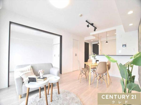 ���r���O �y13.4��LDK�z
�N���X�A�t���[�����O���ցA����Ȃǂ��V�K�������s�J�s�J�ɐ��܂�ς���Ă܂��I
�R�~���j�P�[�V�����̎��₷���ΖʃL�b�`���I
�����x���n�����m�F��������