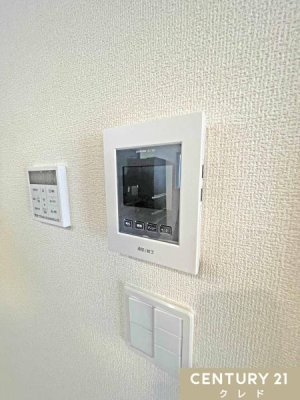 ���̑� ���������ڂŗ��q���m�F�ł�����S��TV���j�^�[�t���̃C���^�[�z���B
�X�C�b�`1�ň��ʂ̓��𗁑��ɒ�������A�ۉ���ǂ����������邱�Ƃ��ł���I�[�g�o�X�t�B