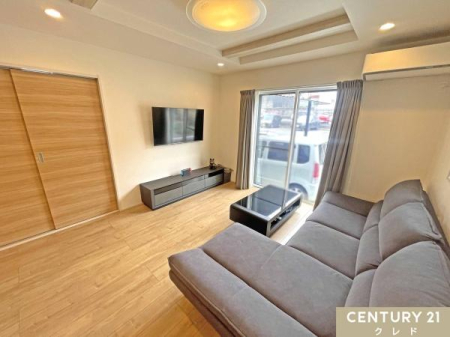 ���r���O �yLDK18���z
���s���̂��郊�r���O�͐H��ATV��\�t�@�[��u�������났�X�y�[�X�ȂǁA�Ƌ�̔z�u�����₷�����C�A�E�g���y���߂܂��B