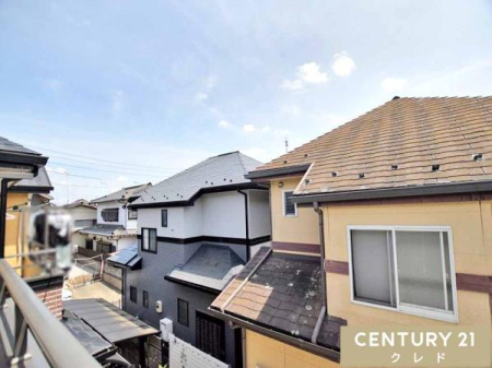 �Z�˂���̒��]�ʐ^ �o���R�j�[����̒��]�ł��B���ӂ͍����������Ȃ��ՐÂȏZ��X�ƂȂ��Ă���A���₩�ŗ����������Z�����L�����Ă��܂��B