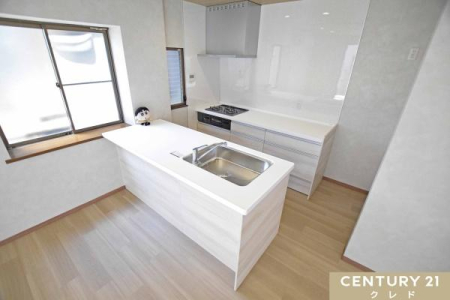 �L�b�`�� ��O�ɃV���N�A���ɃR������z�����Z�p���[�g�L�b�`���B�L�b�`���͑�l2�l������ł���Ƃ�̂���L���ŁA�����̉Ǝ��̎��Ԃ����K�ɁB���q���܂́u����Ă݂����I�v�ɂ��A�Ί�ŉ��������Ȃ��Ԃł��B