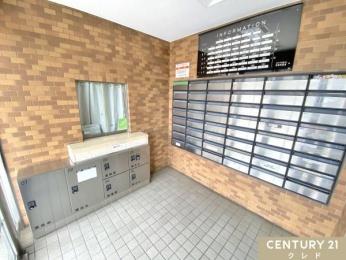 �G���g�����X �y��z�{�b�N�X�z
���璆�ł��ו����󂯎����z�{�b�N�X�t���B  �Ĕz�B�̎�Ԃ��Ȃ��āA�Z�������ƒ�ɂ��֗��ł��B