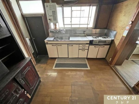 �L�b�`�� 4.5���̃L�b�`���͂�Ƃ肠��L���ō�ƃX�y�[�X���m�ہB
�w�ʂɂ̓e�[�u���Z�b�g���u�����Ƃ��ł��܂��B
���ꕔCG�ɂ��c�u���P�����s���Ă��܂�