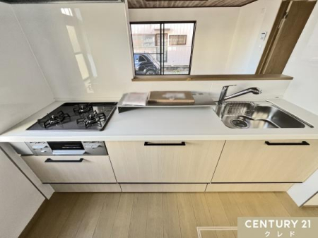 �L�b�`�� ���r���O�ɂ���Ƒ��̗l�q�������Ȃ��炨�������ł���Ζʎ��L�b�`���I
�J�E���^�[����_�C�j���O�ւ̂��H���̎󂯓n���E�ЂÂ����X���[�Y�B