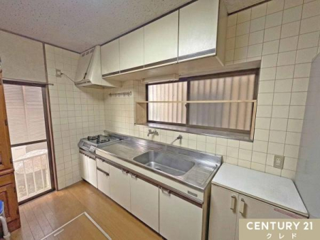 �L�b�`�� �y�L�b�`��6���z
��6���̃L�b�`���͍�ƃX�y�[�X���\���ŁA�H��I�E�①�ɂ̔z�u�����R���݁B
���[���[���ŁA��������H�����������Еt���܂��B
���c�u����CG���H�ɂ�菜�����Ă��܂��B