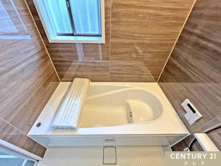 ���� �ؖڒ��̃A�N�Z���g�p�l���������݂����o����A���₵�̃o�X���[���B1���̔�������Ă����o�X�^�C����L�Ӌ`�ɁB��l�̕����������Ɠ����ł��܂��B