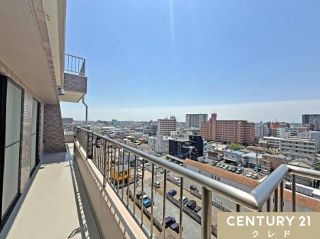 �Z�˂���̒��]�ʐ^ �o���R�j�[����̒��]�ł��B10�K�����Ɉʒu���邨�Z�܂��͒��]���ǍD�B���ӂ͍����������Ȃ��ՐÂȏZ��X�ƂȂ��Ă���A���₩�ŗ����������Z�����L�����Ă��܂��B