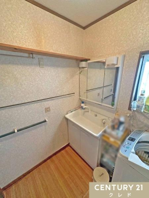 ���ʑ�E���ʏ� �O�ʋ��t���̐��ʉ��ϑ����������ʎ��́A���̖Z�������ԑтł��Ƒ����X���[�Y�ɐg�x�x���s�Ȃ��܂��B
�㕔�ɂ͒I��݂��A�X�g�b�N�i����p�i�̎��[�ɂ��֗��B
���c�u����CG���H�ɂ�菜�����Ă��܂��B