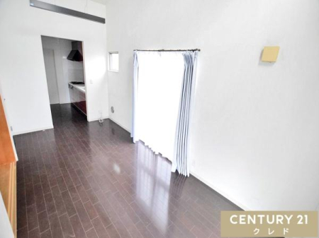 ���r���O �yLDK12.57���z
�o���R�j�[�ɖʂ����傫�ȑ�����z�����������ޖ��邢LDK�B�L�b�`�������܂������Ɨ��^�C�v�̂��߁A�����̓������L����ɂ����A���q�������������B���Ĉ��S�ł��B