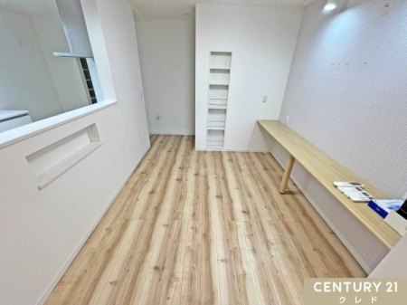 ���r���O �L�b�`���̑O�ɕ֗��ȃ����O�J�E���^�[��z�u�B���������̃}�}�̖ڂ̑O�ŁA���q�l���h��������肨�G�`��������ł��܂��B