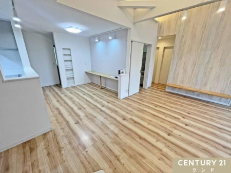 ���r���O �yLDK24���z
24���̂�Ƃ肠��L�������͂̊J���I��LDK�B�傫�ȃ\�t�@�[�ȂǉƋ�̃��C�A�E�g�����R���݂Ɋy���߂܂��B���ł��Ƒ��̋C�z����������A���z�̏Z�܂��ł��B