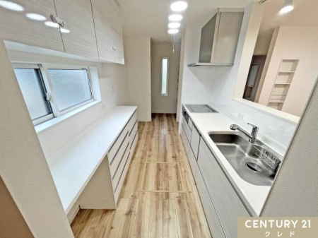 �L�b�`�� �������ȒP��IH�N�b�L���O�q�[�^�[�ƁA�����������[�͂����͂̃L�b�`���B��^�J�b�v�{�[�h��݌˒I������A�H���Ɠd�A�����u���܂ł����Ղ肵�܂��܂��B