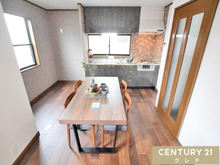 ���r���O �yLDK12.5���z
�V�b�N�ȃt���[�����O�ƁA�Ζڒ��L�b�`���⃌���K���A�N�Z���g�N���X�����a����LDK�B�����������J�t�F�̂悤�ȕ��͋C�̒��ŁA���Ƒ��Ƃ̉��₩�Ȓc��񎞊Ԃ𖞋i�ł��܂��B