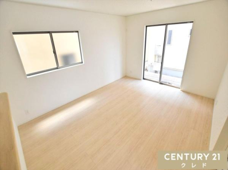 ���r���O �yLDK11.2���z
�쓌�Ɩk����2�ʂɑ���z����11.2����LDK�́A�z����ƕ��ʂ��̗ǂ������́B�傫�ȑ�����D�����������X�܂ō������݁A�������S�̂𖾂邭��ݍ��݂܂��B