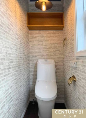 �g�C�� �����K���̃N���X��^�J���̃S�[���h�p�[�c�ȂǁA�C���e���A�ɂ���������������ȃg�C���B1�E2�K�̂Ƀg�C��������̂ŁA���̖Z�������Ԃ����ԑ҂��̐S�z���Ȃ��A������̃g���u���������S�ł��B