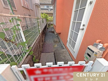 �� �L�b�`�����ɂ͏�������t���Ă���A�S�~�o�����֗��ł��I
��둤�ɂ͗z����ǍD�ȃT�����[�t�t���B