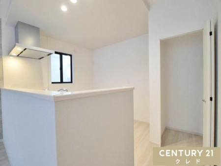 ���[ �L�b�`�����ɔ�����ꂽ�A�g������̗ǂ����[�X�y�[�X�B�H�i�̃X�g�b�N�⒲�����̗\���������Ղ�ۊǂł���p���g���[�Ƃ��Ă��劈�􂵂܂��B