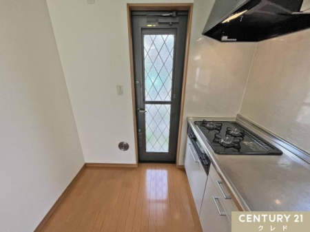 ���r���O ������̃����b�g�Ƃ��Ă܂���������̂́A�������������ו����O���璼�ڃL�b�`���ɉ^�э��߂�_�ł��I
�t�ɁA�L�b�`��������͏L���̋C�ɂȂ鐶�S�~�������ɊO�ɏo�����Ƃ��ł��܂��I