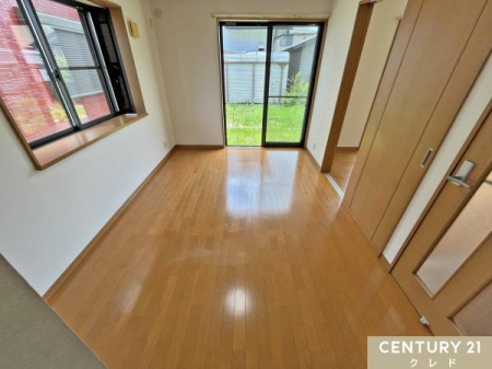 ���r���O �y�_�C�j���O�L�b�`��9.75���z
3�ʍ̌��̖��邢�_�C�j���O�L�b�`���B
���r���O������7.5���̈��˂��J����17.25���̑��ԁI���Ƒ��F�l�ł������Ƃ��߂������������܂��I