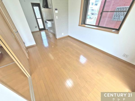 ���r���O �y�_�C�j���O�L�b�`��9.75���z
����ɖʂ����傫�ȑ|���o�����ƁA�L���o�����t���Ă���̂ŁA�J�[�e�����J���Ƃ��O�ƌq����J���I�ȋ�Ԃł��I
�����x���n�����̊����������I