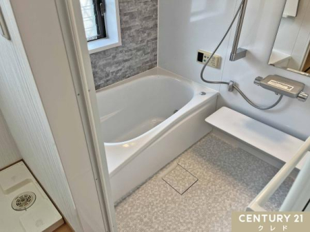 ���� �V�K�����ς݂̗����ł��I
�����t���Ă���̂ŁA���R���C���ł��A��������ۂ��܂�
���d����Ǝ��A�玙�Ŕ�ꂽ�̂������e���̋�Ԃł��B